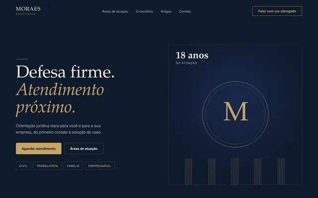 Projeto demonstrativo de site para advocacia, com a marca fictícia Moraes Advocacia, na tela do computador